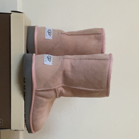 UGG Women's Classic Boots - Picture 4 of 6